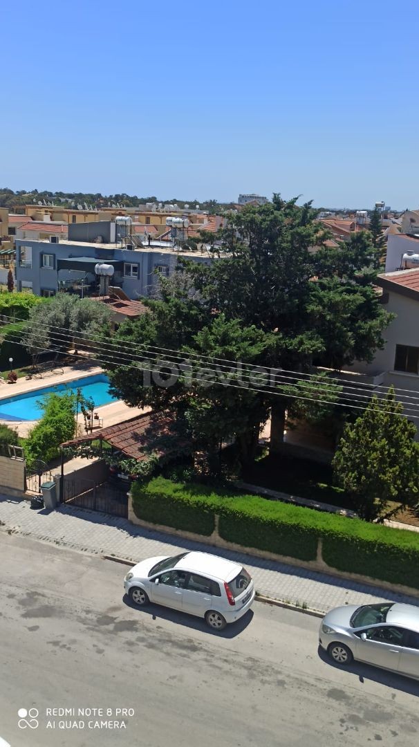 VILLA MIT POOL ZUM VERKAUF AUF EINEM DOPPELGRUNDSTÜCK IN YENIBOGAZICI ** 