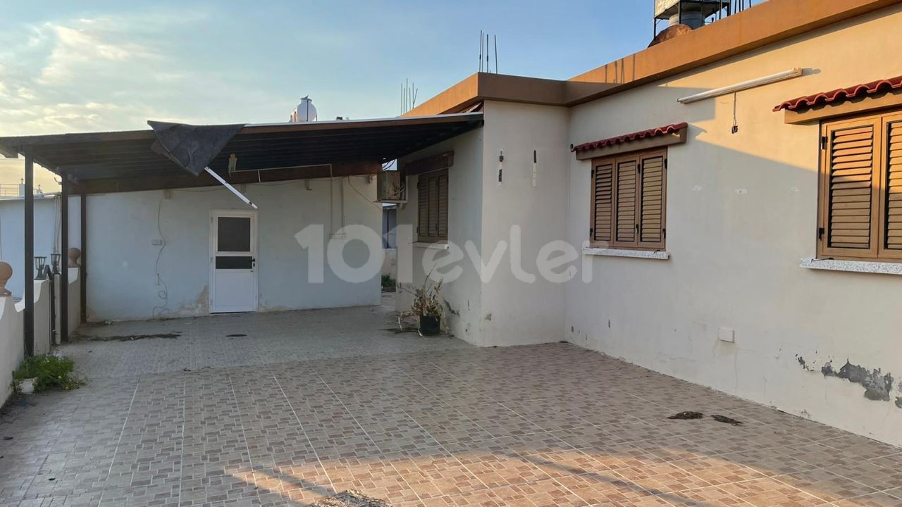 A DETACHED HOUSE WITH A GARDEN ON 1 ACRE OF LAND IN THE VILLAGE OF FAMAGUSTA MUTLUYAKA ** 