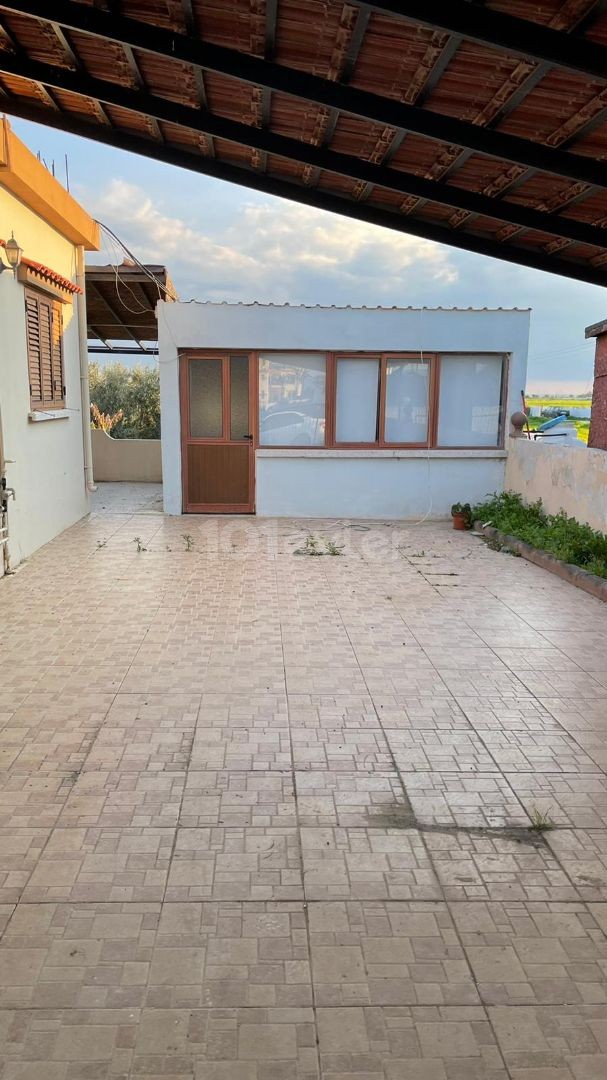 EINFAMILIENHAUS MIT GARTEN IN 1 HEKTAR LAND IM DORF FAMAGUSTA MUTLUAKA ** 