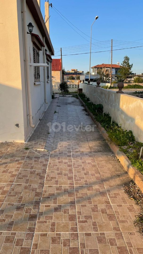 A DETACHED HOUSE WITH A GARDEN ON 1 ACRE OF LAND IN THE VILLAGE OF FAMAGUSTA MUTLUYAKA ** 