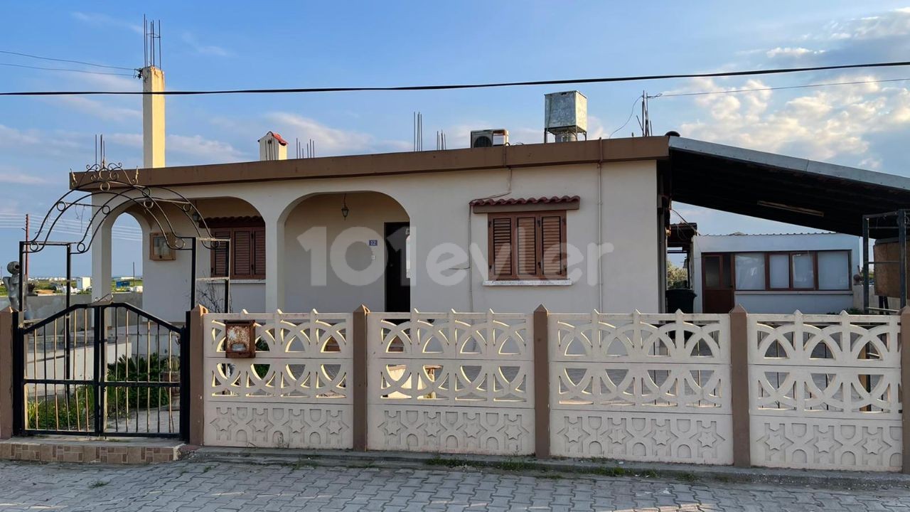 EINFAMILIENHAUS MIT GARTEN IN 1 HEKTAR LAND IM DORF FAMAGUSTA MUTLUAKA ** 