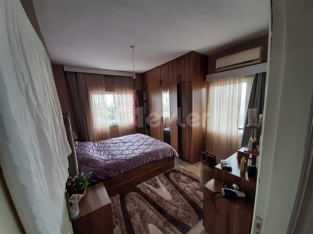 MAĞUSA MERKEZ'DE CADDE ÜZERİ DAÜ YAKIN 3+1 DAİRE 