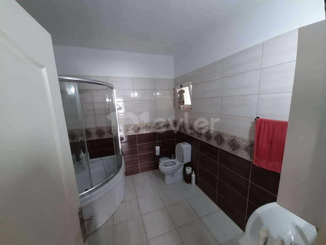 MAĞUSA MERKEZ'DE CADDE ÜZERİ DAÜ YAKIN 3+1 DAİRE 