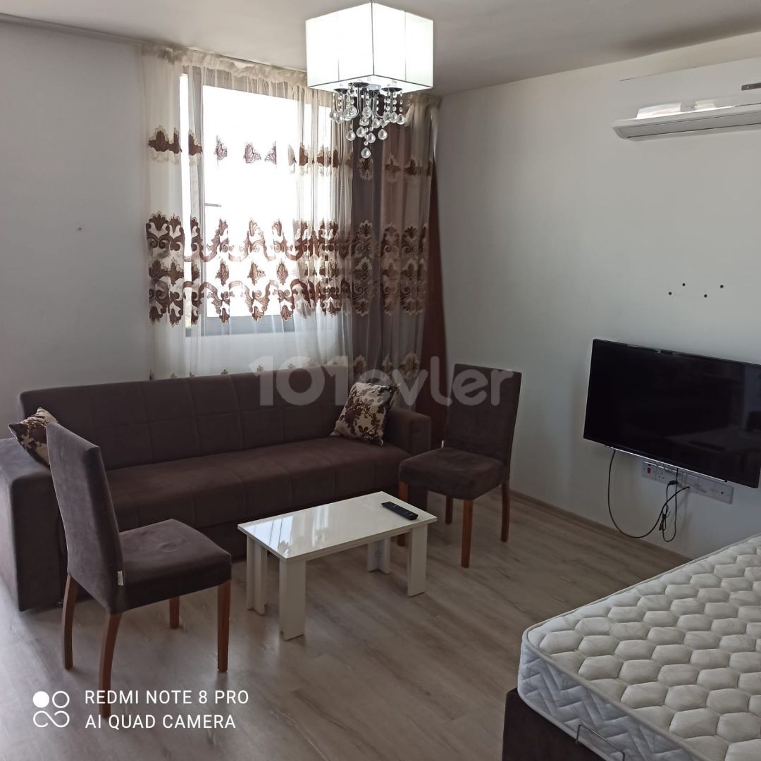 VOLL MÖBLIERTE STUDIO-WOHNUNG IM ZENTRUM VON FAMAGUSTA, NUR WENIGE GEHMINUTEN VON DER EMU ** 