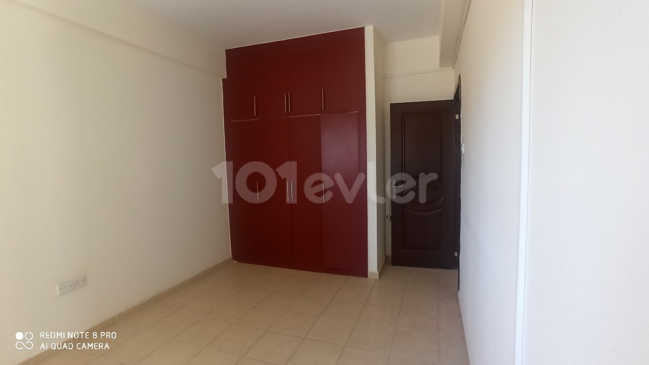 MAĞUSA ÇANAKKALE BÖLGESİ  ZEMİN ÜZERİ 2+1 DAİRE 