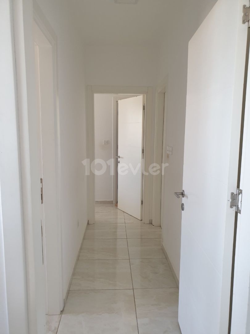 VOLL MÖBLIERTE 2 + 1 APARTMENT MIT EIGENEM BAD IM STADTZENTRUM VON FAMAGUSTA ** 