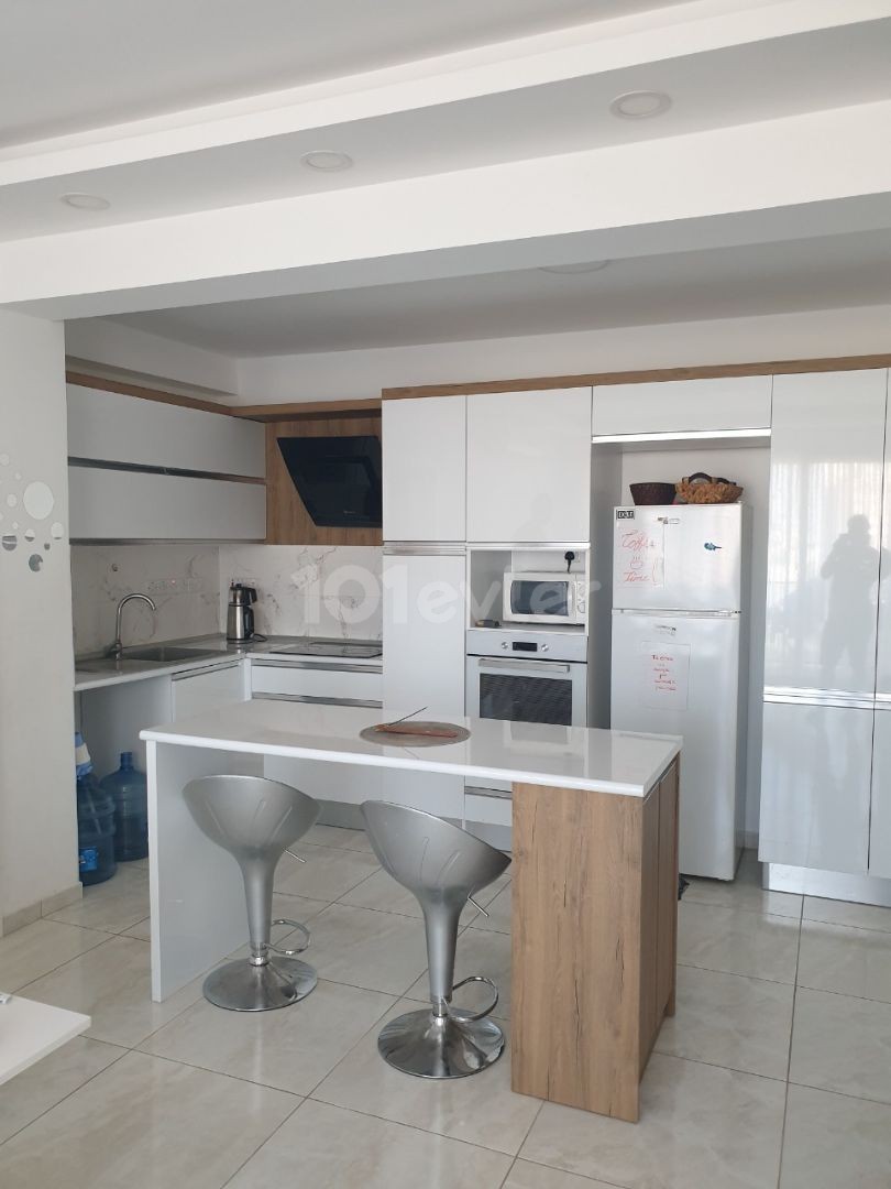 VOLL MÖBLIERTE 2 + 1 APARTMENT MIT EIGENEM BAD IM STADTZENTRUM VON FAMAGUSTA ** 