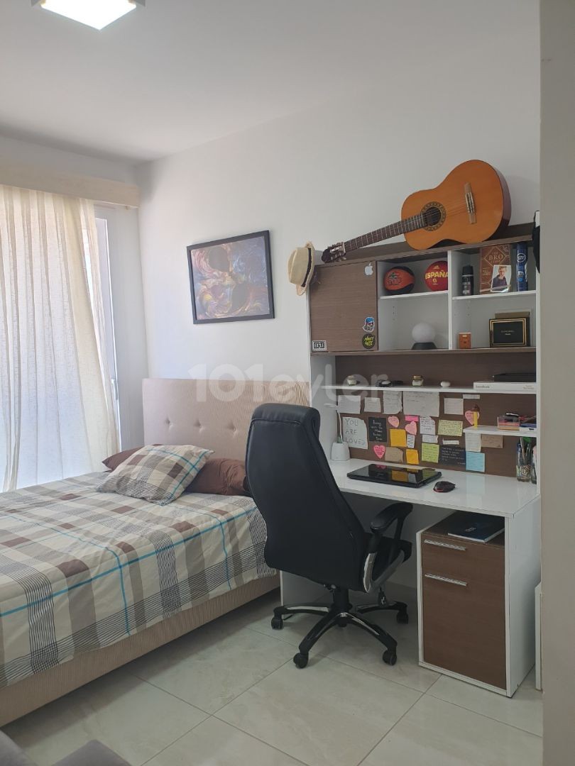 VOLL MÖBLIERTE 2 + 1 APARTMENT MIT EIGENEM BAD IM STADTZENTRUM VON FAMAGUSTA ** 