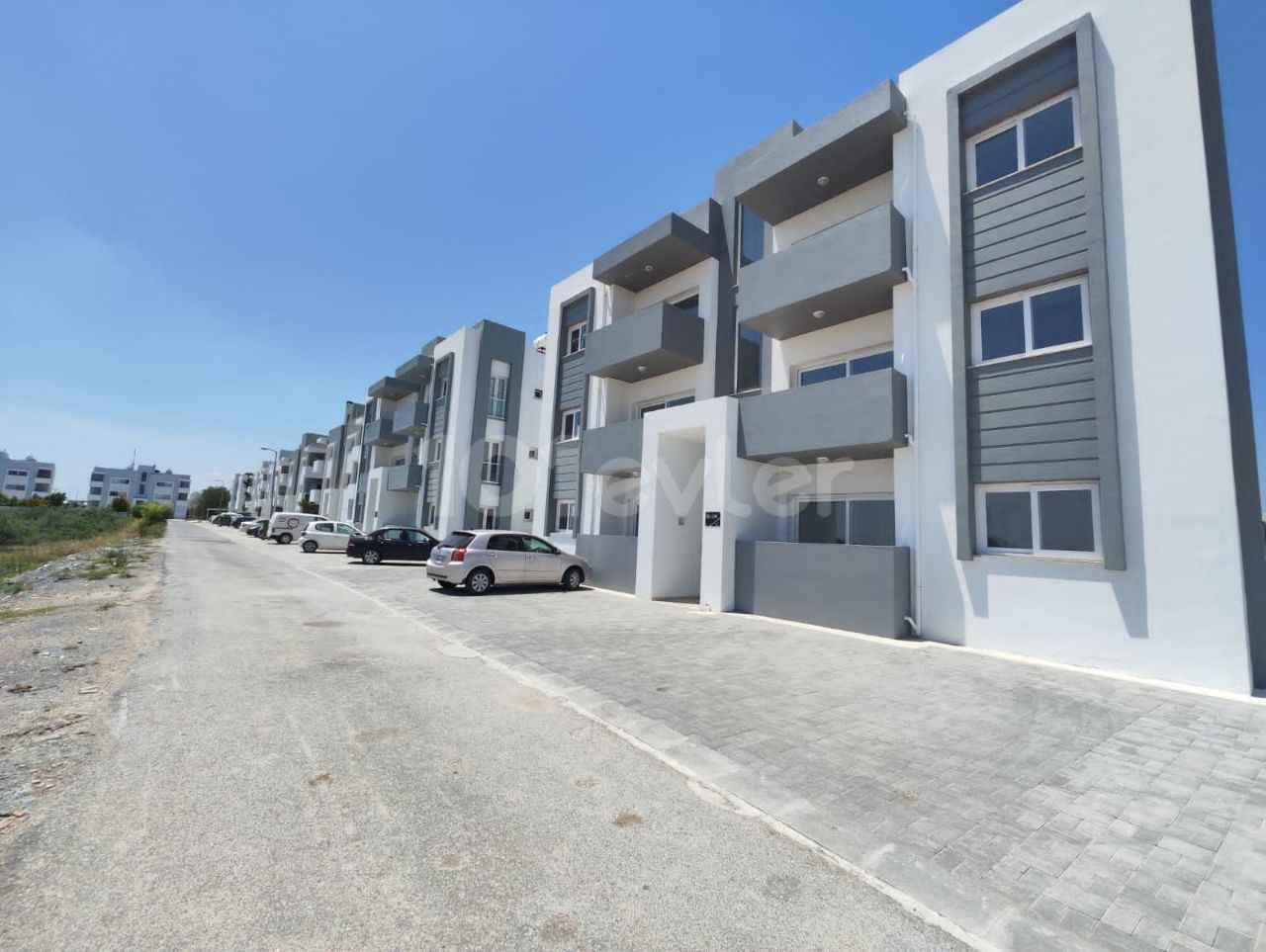 MAĞUSAYA ÇOK YAKIN MESAFEDE  KENT PLUS SİTESİNDE  3+1 YENİ DAİRE 