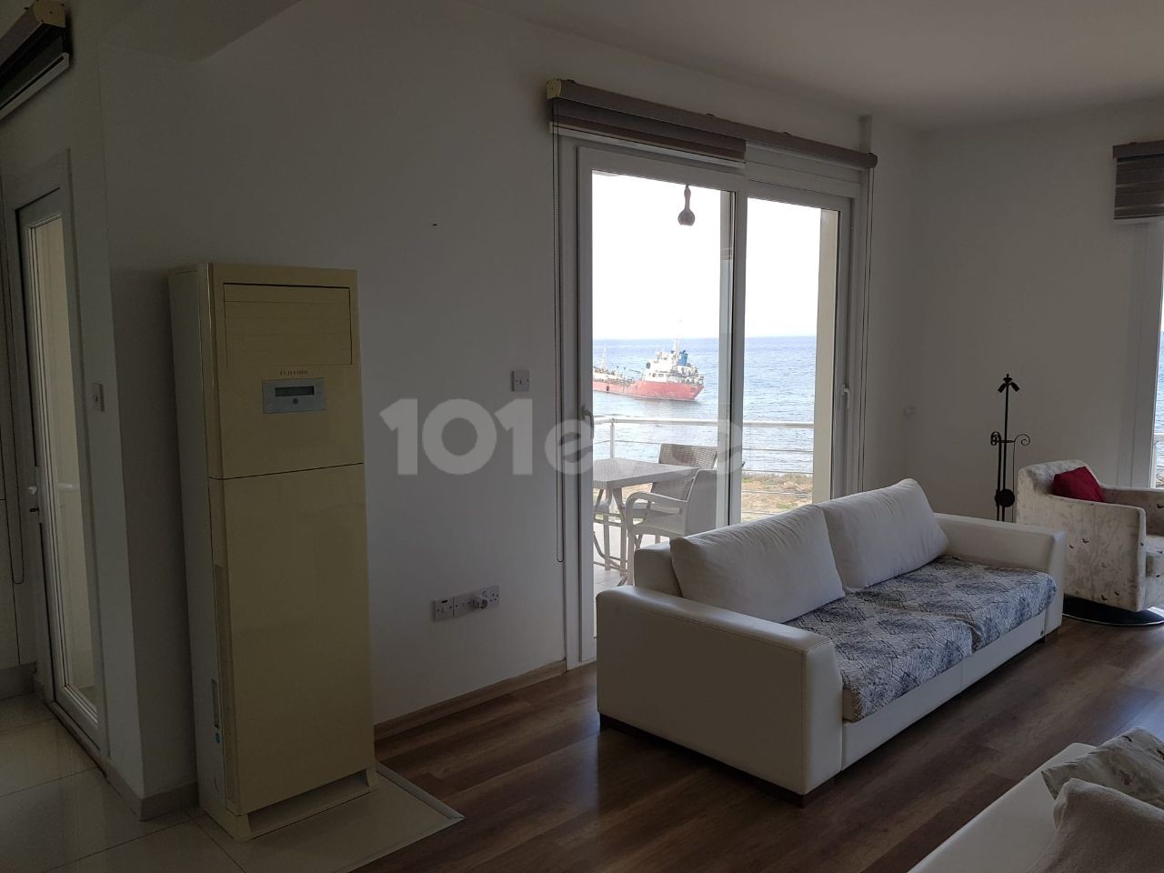 3+1 APARTMENT FOR SALE IN A SEA-FRONT COMPLEX