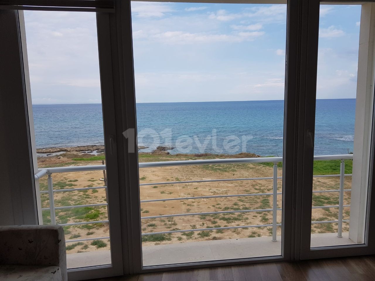 3+1 APARTMENT FOR SALE IN A SEA-FRONT COMPLEX