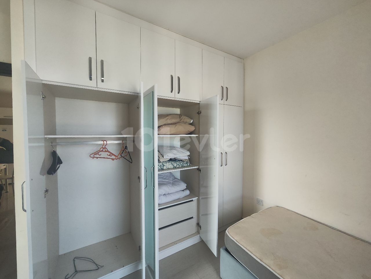 2+1 PENTHOUSE-WOHNUNG ZU VERMIETEN IM ZENTRUM VON FAMAGUSTA, IN FÜHRLICHER ENTFERNUNG ZUR EMU