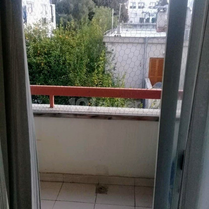 3+1 Wohnung zum Verkauf vom Eigentümer auf dem Bauernhof mit Pavillon in Nikosia. 5 Minuten zu Fuß zum Strandpark und Önder Markt ** 