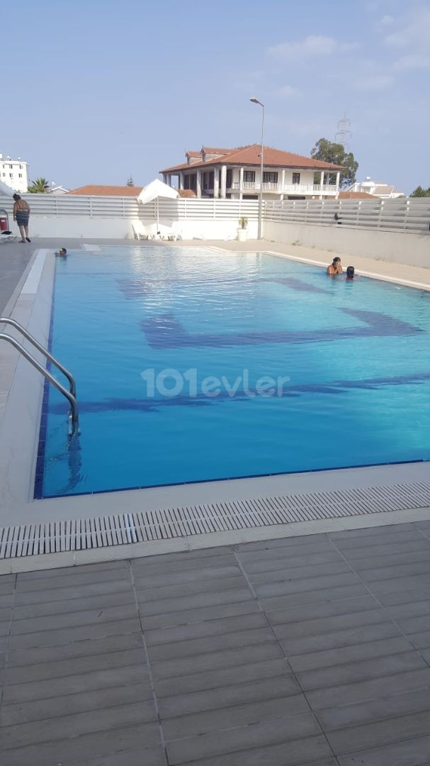 HAVUZLU SİTE İÇERSİNDE ULTRA LÜKS EŞYALI TATIL BELDESINDE SATILIK YENİ BOGAZICI 2+1 DAIRE 