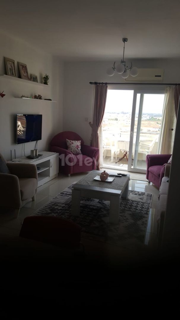 HAVUZLU SİTE İÇERSİNDE ULTRA LÜKS EŞYALI TATIL BELDESINDE SATILIK YENİ BOGAZICI 2+1 DAIRE 