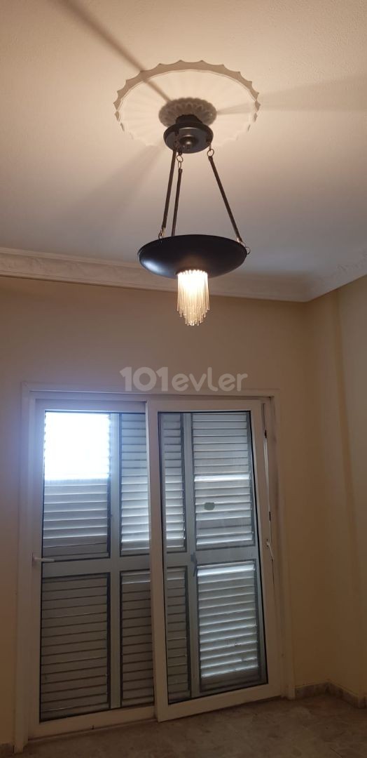 GÜLESEREN BÖLGESİNDE DENİZE 15 METRE MESAFEDE ZEMİN KAT SATILIK 3+1 DAİRE