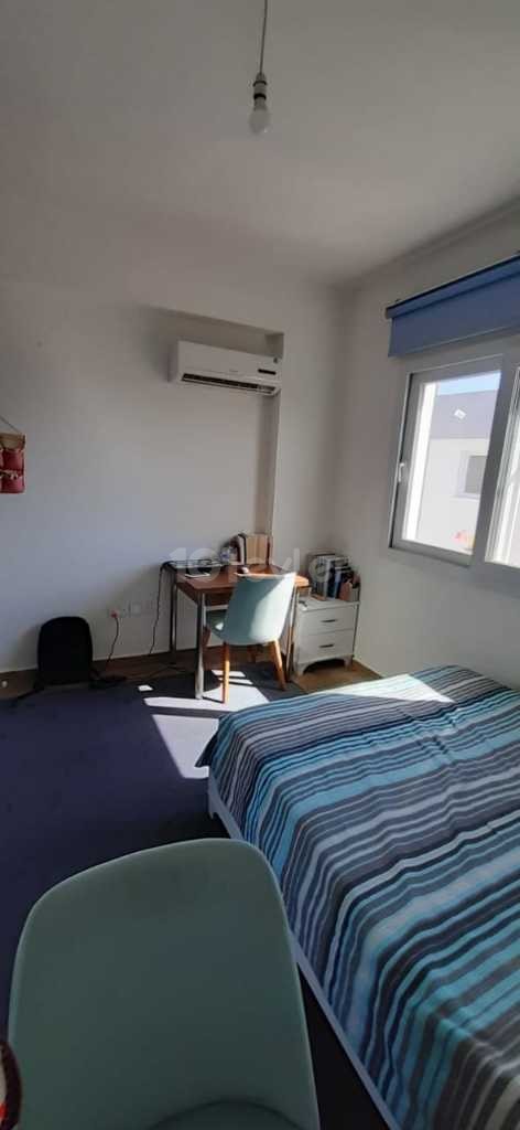 MAGUSA MERKEZDE LÜKS FULL ESYALI GENIS 2+1 DAIRE AILE APARTMANI