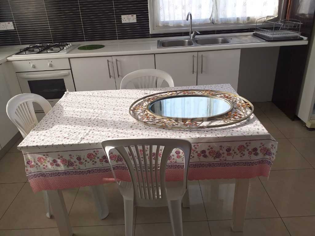 MAĞUSA MERKEZDE GENIS TEMIZ ESYALI AILE APARTMANINDA 3+1 DAIRE