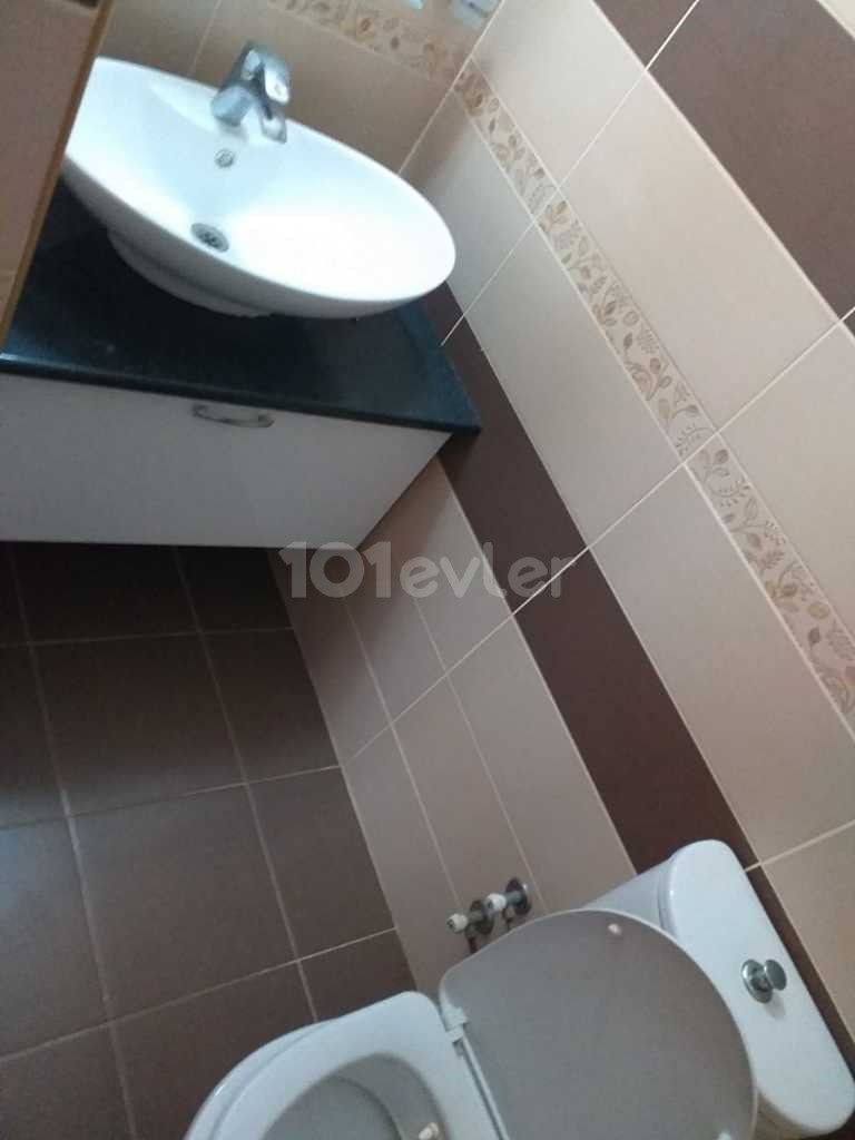 MAĞUSA MERKEZDE GENIS TEMIZ ESYALI AILE APARTMANINDA 3+1 DAIRE