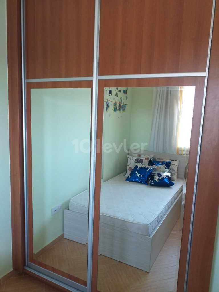 MAĞUSA MERKEZDE GENIS TEMIZ ESYALI AILE APARTMANINDA 3+1 DAIRE