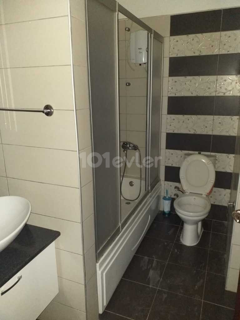 MAĞUSA MERKEZDE GENIS TEMIZ ESYALI AILE APARTMANINDA 3+1 DAIRE