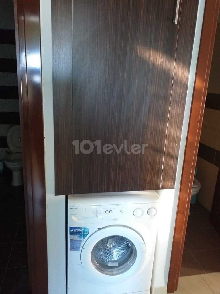 MAĞUSA MERKEZDE GENIS TEMIZ ESYALI AILE APARTMANINDA 3+1 DAIRE