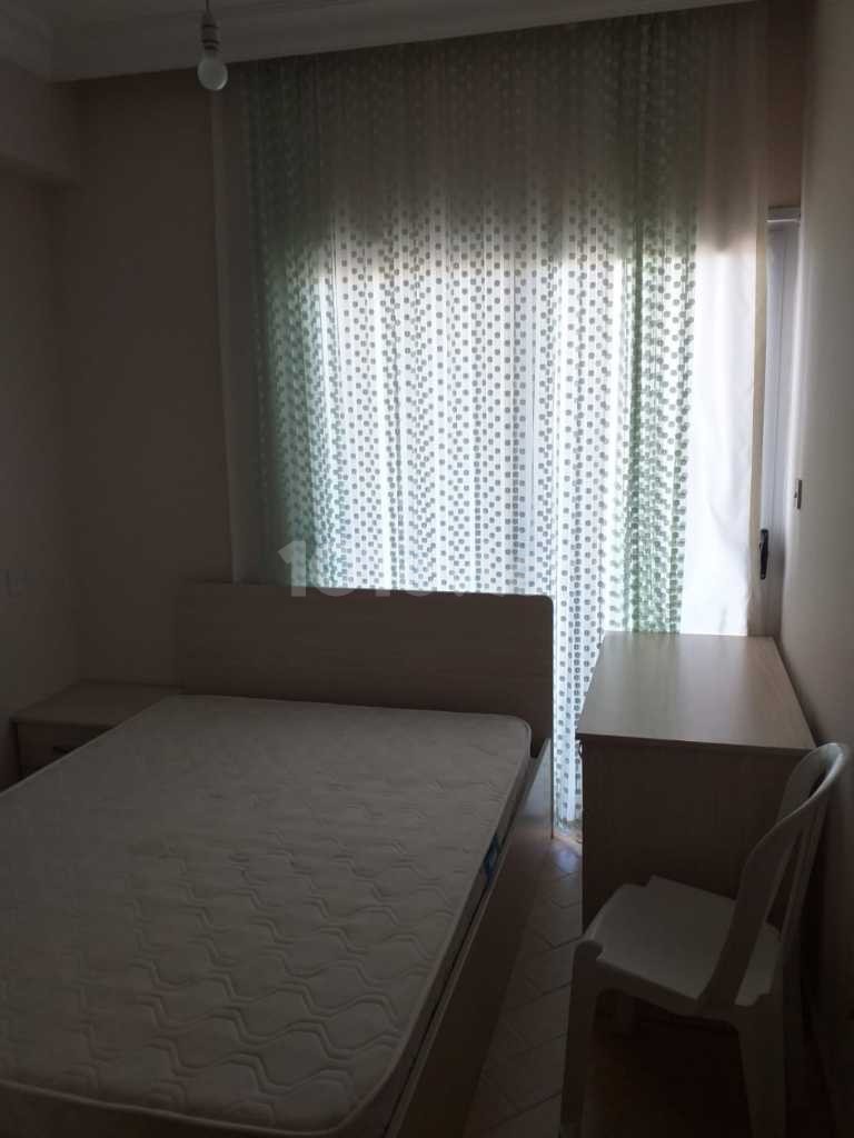 MAĞUSA MERKEZDE GENIS TEMIZ ESYALI AILE APARTMANINDA 3+1 DAIRE