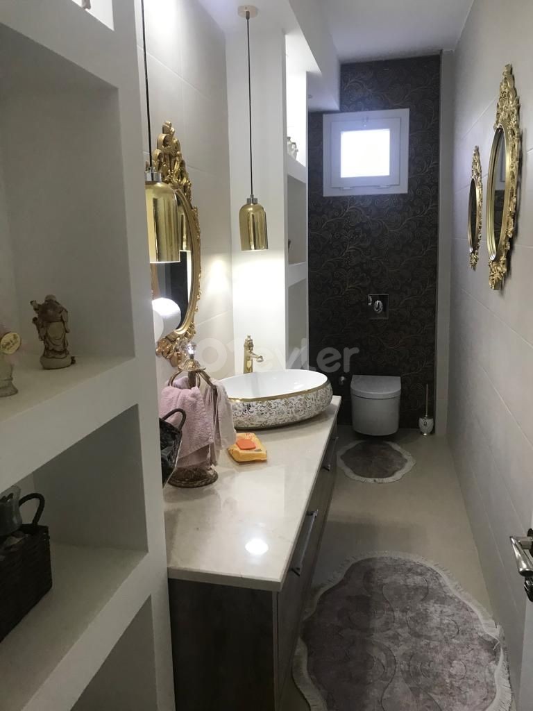 Gazimağusa Tuzla da geniş alan içerisinde çok iyi durumda, 4+2 full eşyalı satılık villa