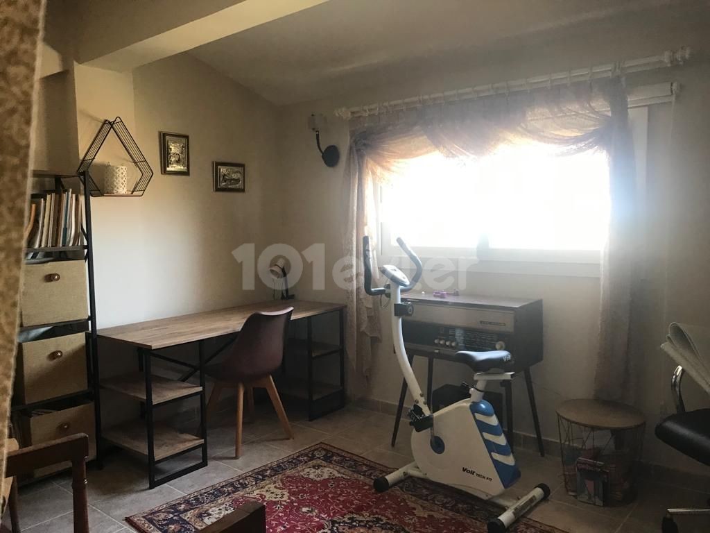 Gazimağusa Tuzla da geniş alan içerisinde çok iyi durumda, 4+2 full eşyalı satılık villa