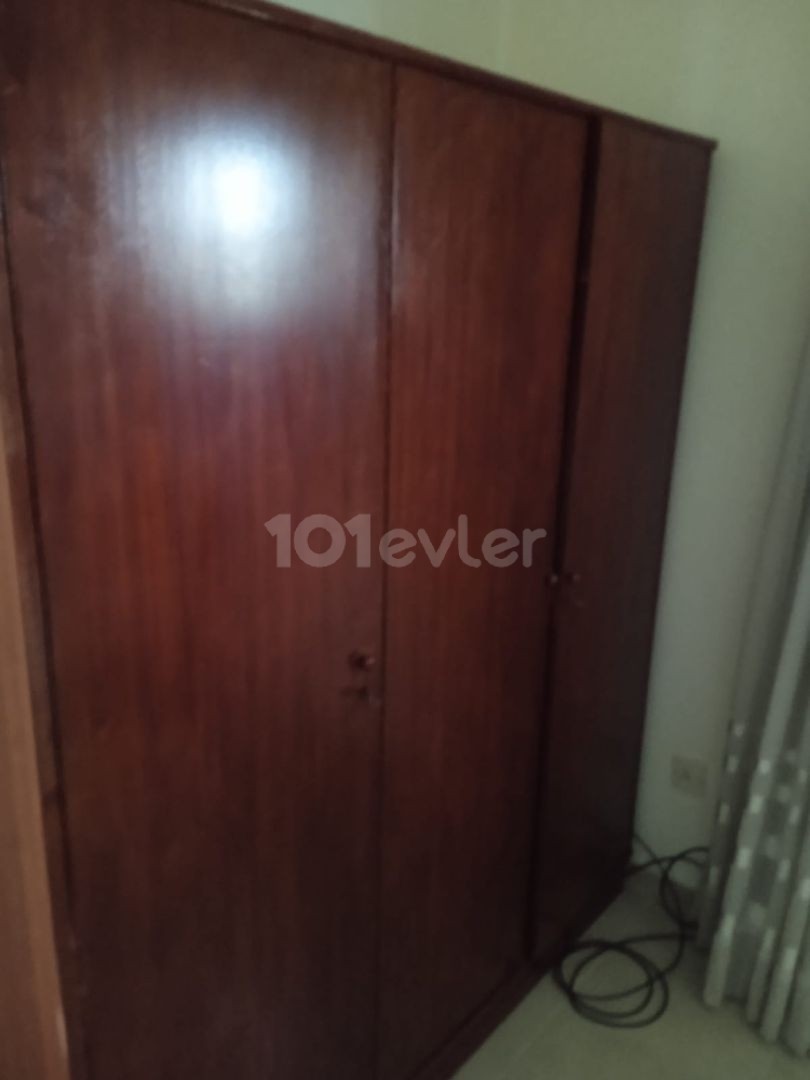 Gazimağusa Sakarya mahallesinde  DAÜ ye yürüme mesafesinde 3+1 eşyalı kiralık daire