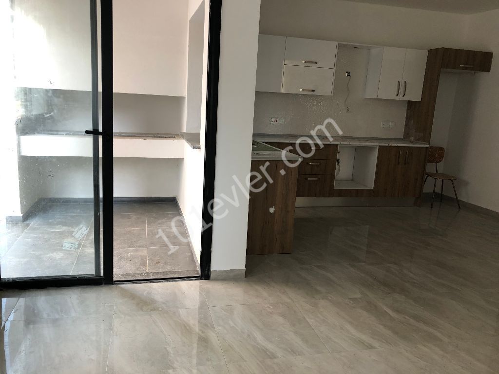 LEFKOŞA MERKEZDE SATILIK 2+1 BARBEKÜLÜ ZEMİN KAT DAİRE