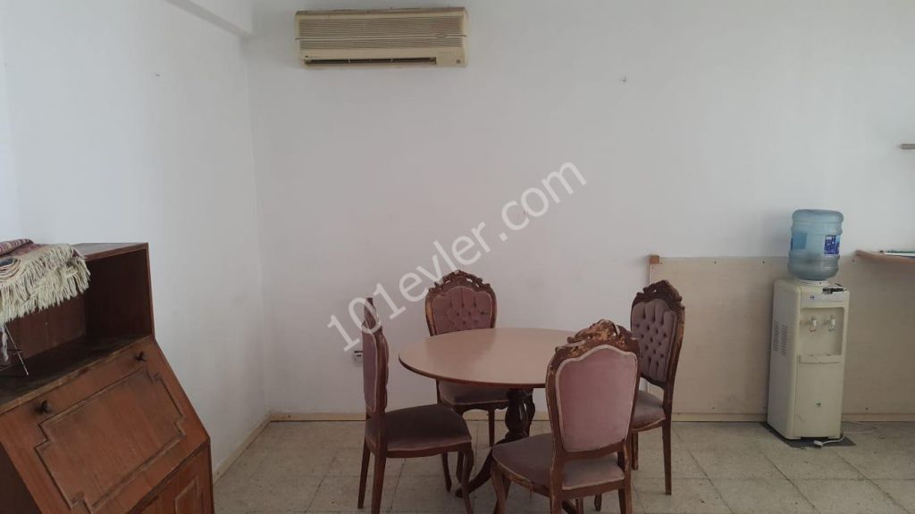 KAYMAKLIDA TERMİNAL YANINDA 3+1 DAİRE ( 165 M2)