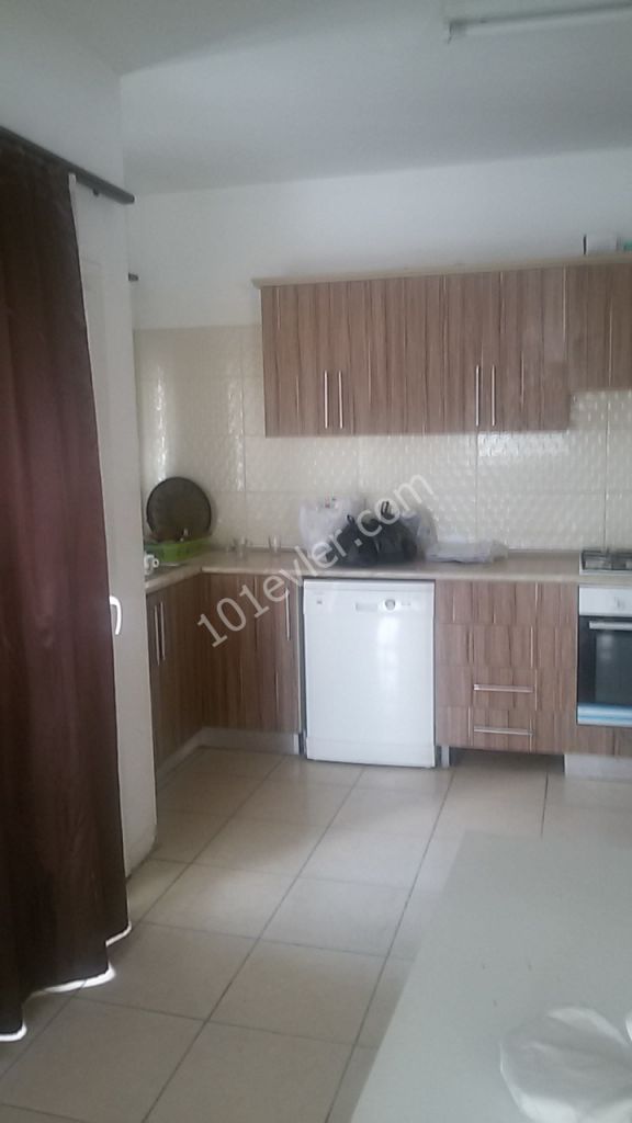 KAYMAKLIDA TERMİNAL YANINDA 3+1 DAİRE ( 140 M2)