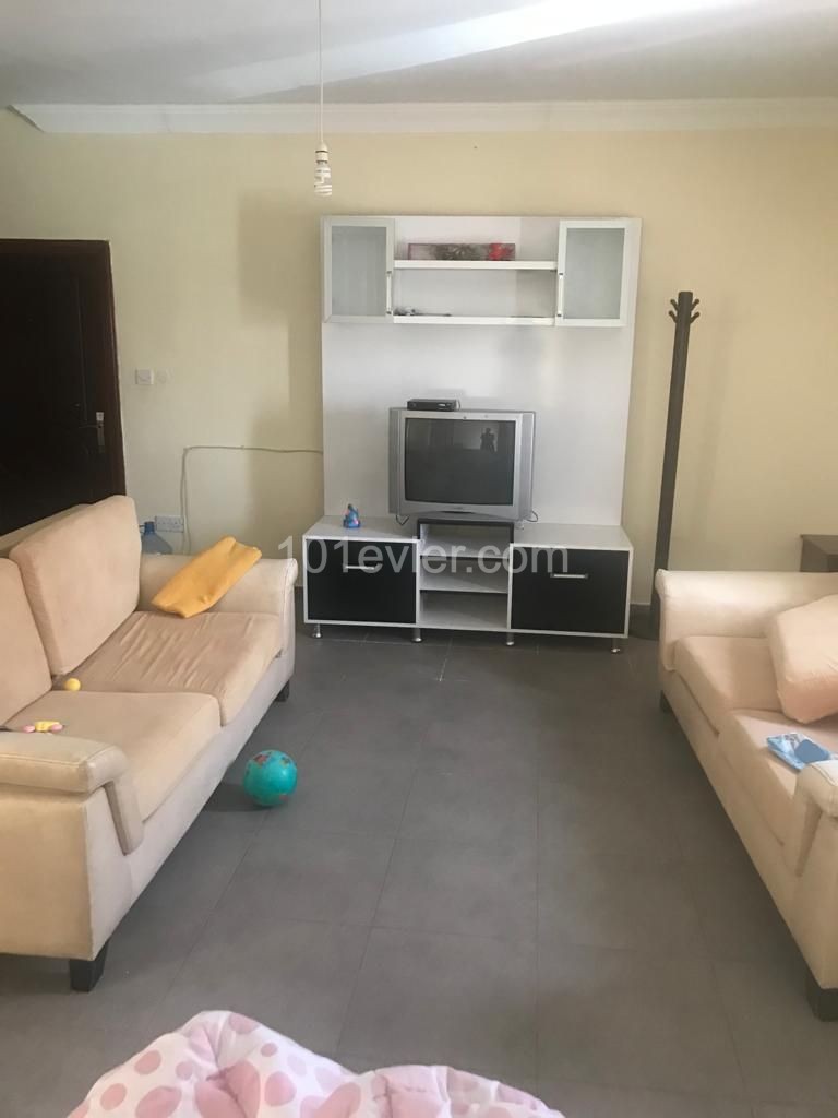 WOHNUNG IM ERDGESCHOSS MIT GROßEM GARTEN UND GEPFLEGT IN KYRENIA BOSPORUS ** 