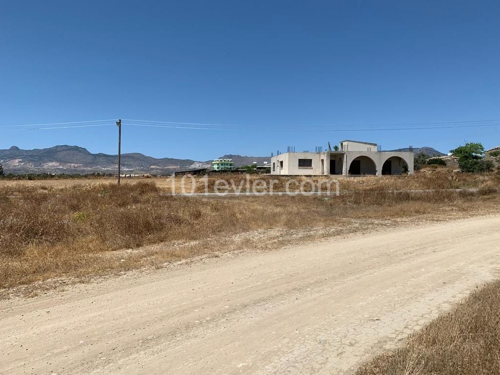 A PLOT OF LAND SUITABLE FOR THE CONSTRUCTION OF AN APT OR DECOUPLED HOUSE WITH A TURKISH COB IN BALIKESIR ** 