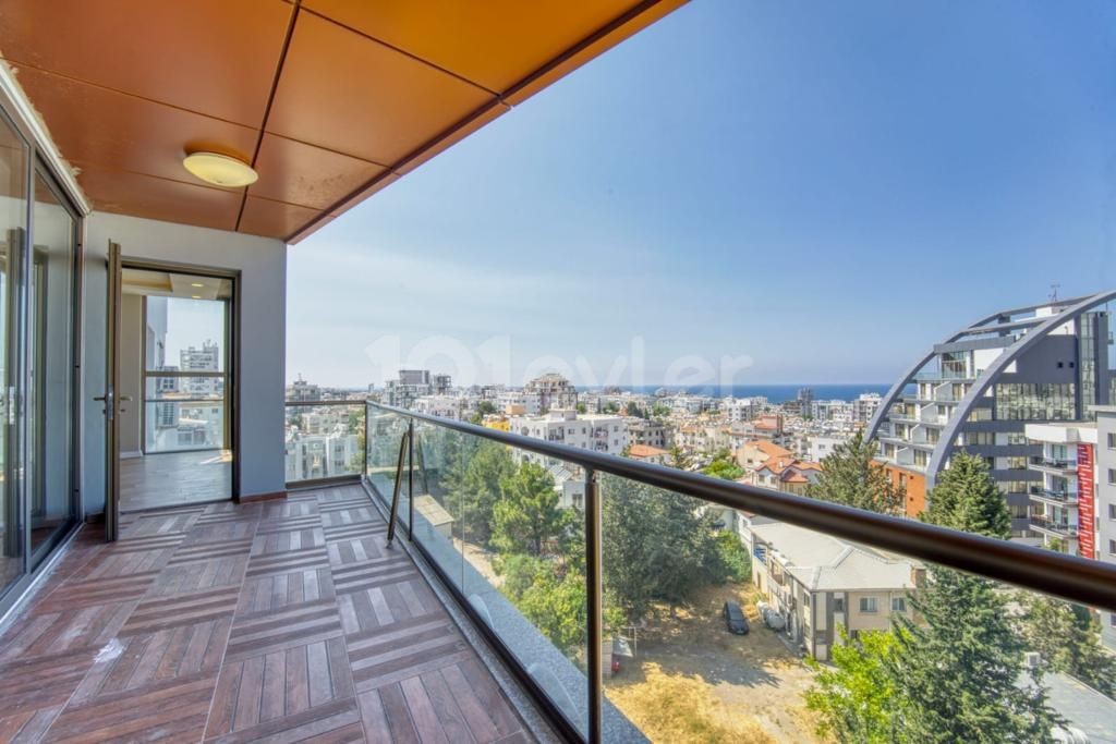 3 + 1 GERÄUMIGE WOHNUNG MIT MEERBLICK AUF DER HAUPTSTRAßE IM ZENTRUM VON KYRENIA ** 