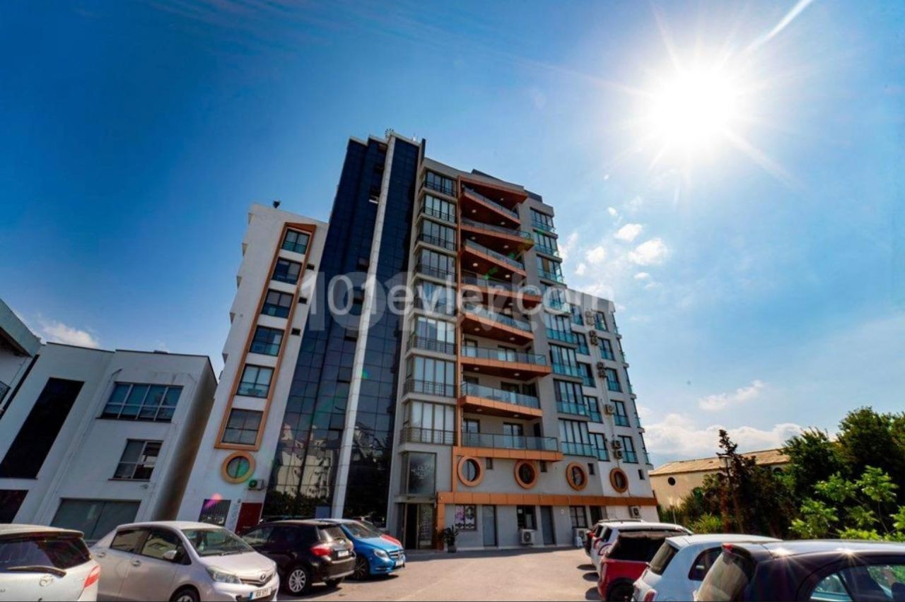 GİRNE MERKEZDE ANA CADDE ÜZERİ DENİZ MANZARALI 3+1 GENİŞ LUX DAİRE