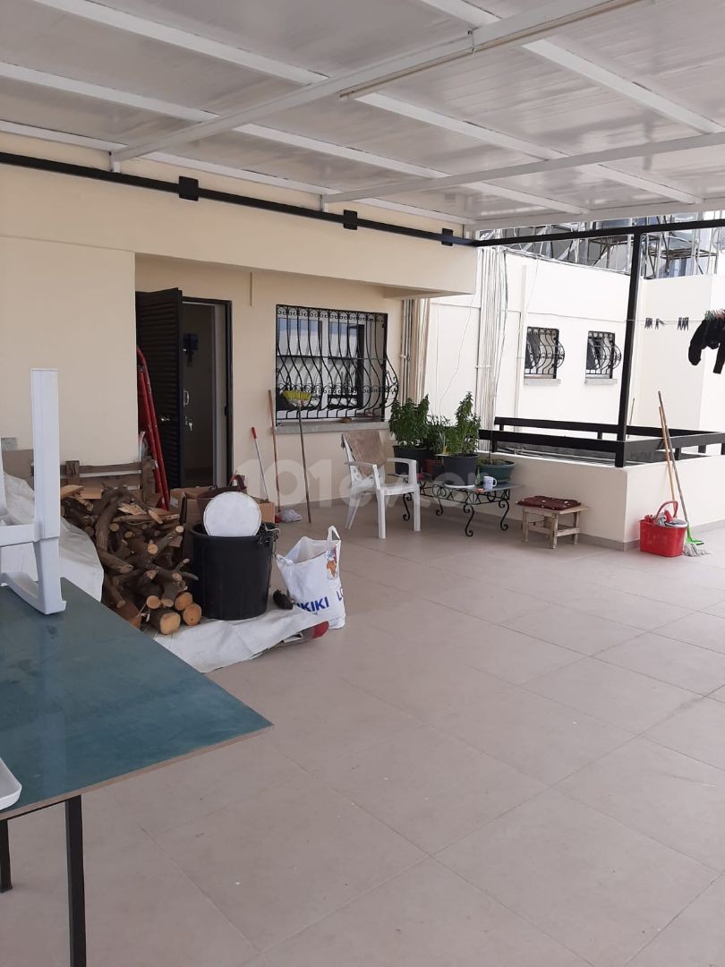 NICOSIA DIVIDE GALLIPOLI. 3+ 2 PENTHOUSE IN A CENTRAL LOCATION THAT DOES NOT REQUIRE RENOVATION ** 