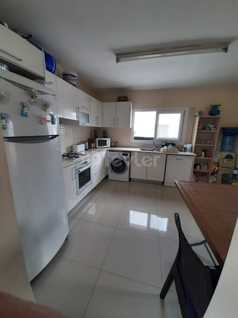 LEFKOŞA GELİBOLU BÖL. MERKEZİ KONUMDA TADİLAT GEREKTİRMEYEN 3+2 PENTHOUSE