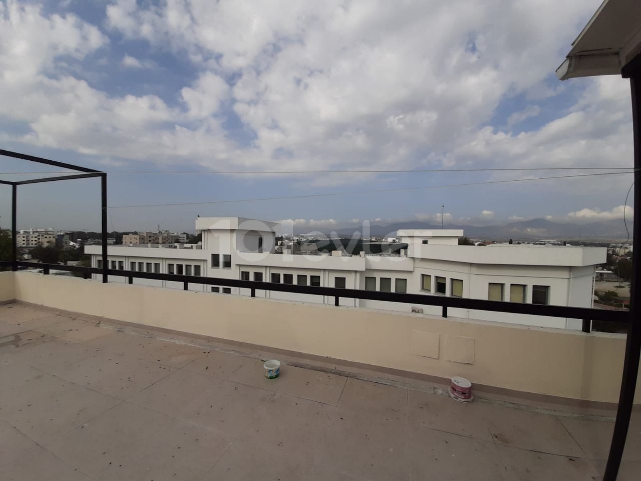 LEFKOŞA GELİBOLU BÖL. MERKEZİ KONUMDA TADİLAT GEREKTİRMEYEN 3+2 PENTHOUSE