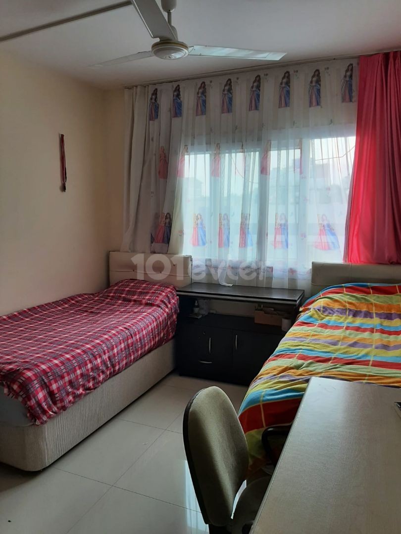 LEFKOŞA GELİBOLU BÖL. MERKEZİ KONUMDA TADİLAT GEREKTİRMEYEN 3+2 PENTHOUSE