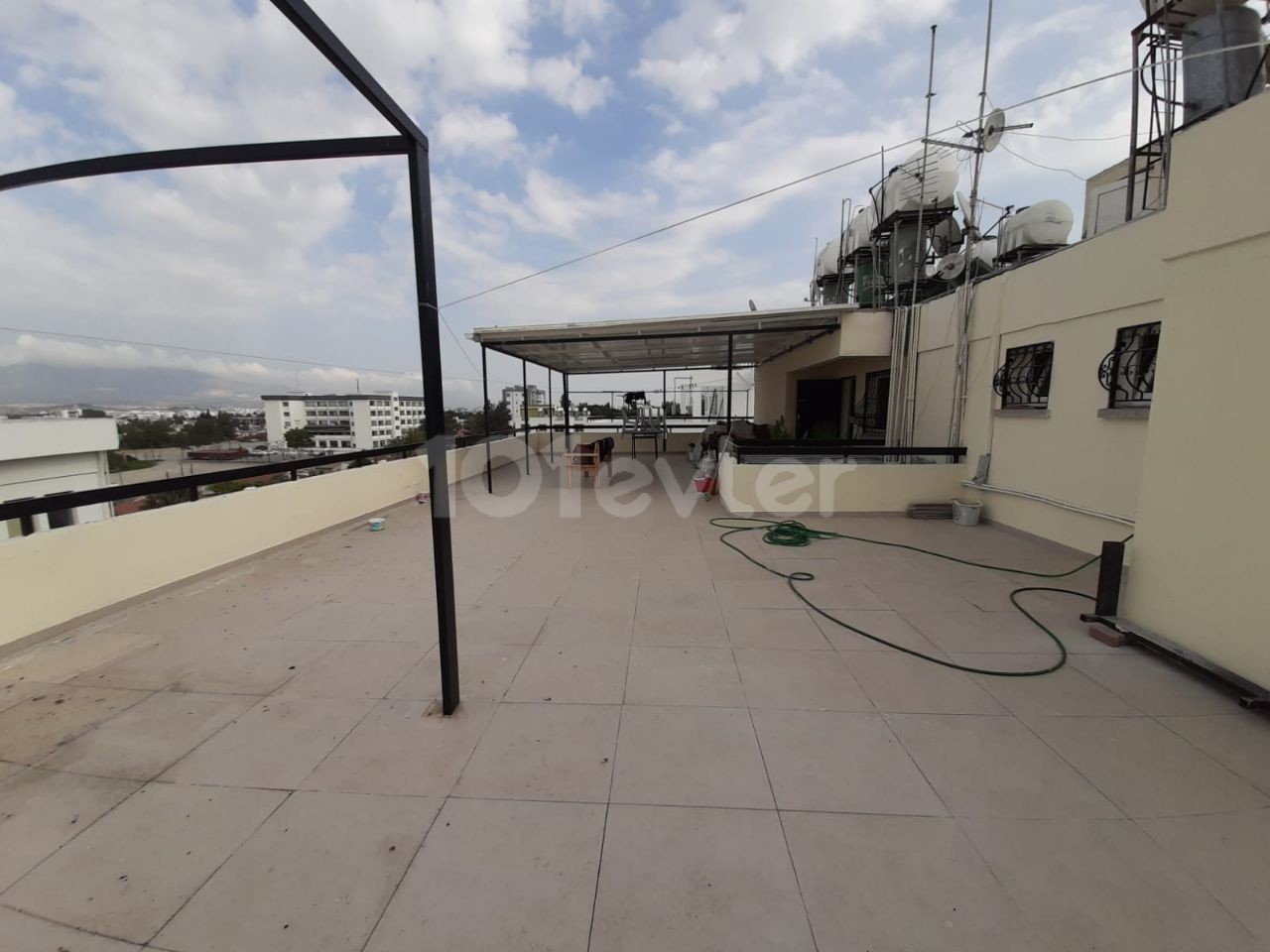 NICOSIA DIVIDE GALLIPOLI. 3+ 2 PENTHOUSE IN A CENTRAL LOCATION THAT DOES NOT REQUIRE RENOVATION ** 