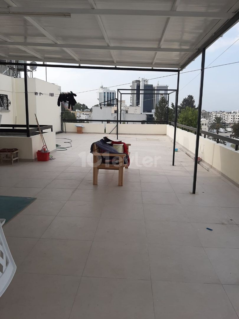 TEILEN SIE DIE GALLIPOLI IN NIKOSIA. 3+2 PENTHOUSE OHNE RENOVIERUNG IN ZENTRALER LAGE ** 