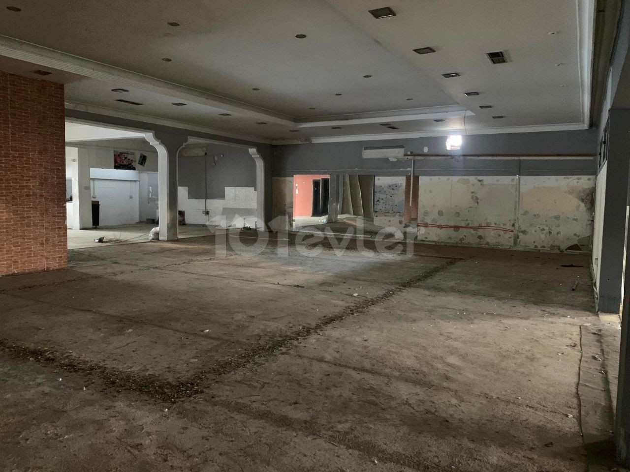 1000 M2 GESCHLOSSENER ARBEITSPLATZ IM ZENTRUM VON GÜZELYURT 