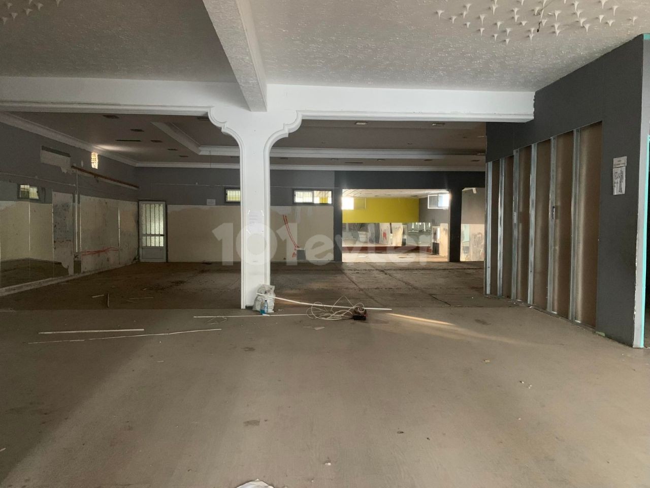 1000 M2 GESCHLOSSENER ARBEITSPLATZ IM ZENTRUM VON GÜZELYURT 