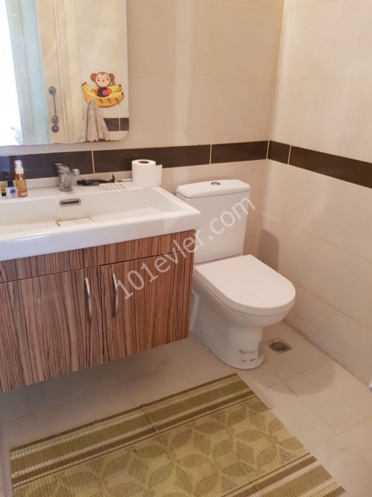 Girne Merkezde satılık full eşyalı kdv ödenmiş.1+1 65m,2.daire aylık kira getirisi 425 stg..olan bu daireyi görmenizde fayda var