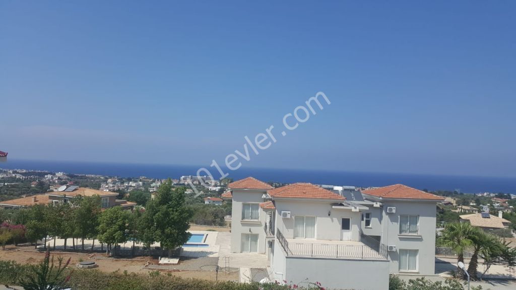 Girne Laptada çok özel bir lokasyonda muhteşem dağ ve deniz manzaralı üstelik daire fiyatına. 750.m2.ve 650.m2 den oluşan bahçeleriyle  2 adet Villa ..bu fırsatı kaçırmayınız Kocan lar krediye uygun.