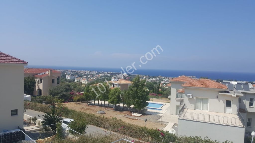 Girne Laptada çok özel bir lokasyonda muhteşem dağ ve deniz manzaralı üstelik daire fiyatına. 750.m2.ve 650.m2 den oluşan bahçeleriyle  2 adet Villa ..bu fırsatı kaçırmayınız Kocan lar krediye uygun.