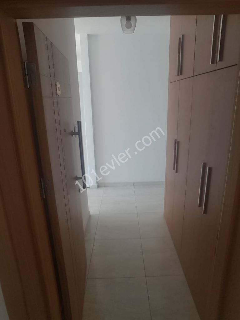 Girne yeni limanda lort palaje karşısı AVRASYA TOVERT APT 2+1 ful eşyalı muhteşem manzaralı süper lüks daire 