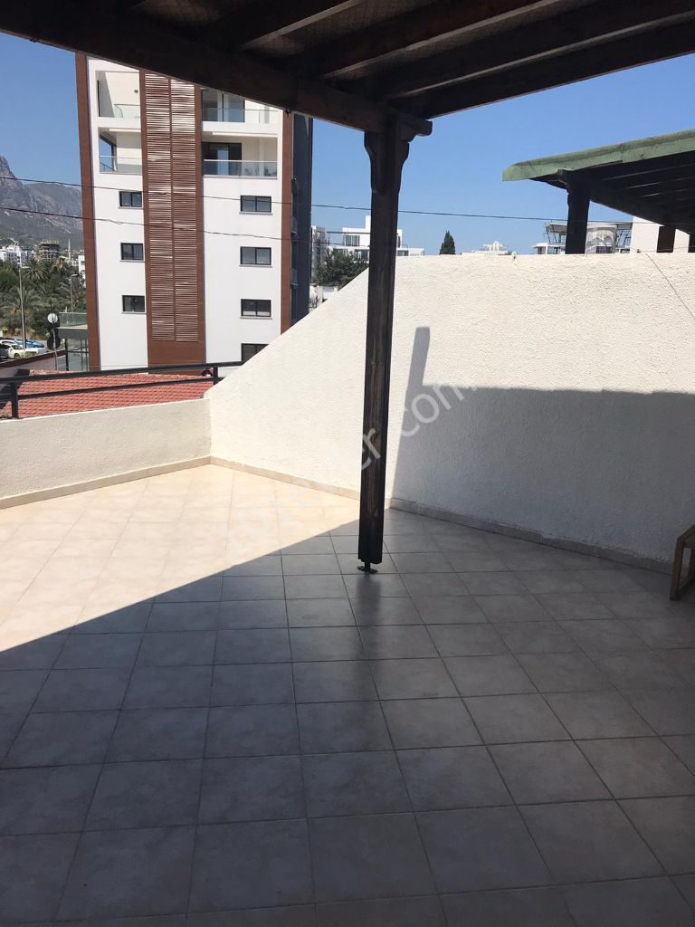 Girne Merkez'de Kar Market bölgesinde kiralık 2 yatak odalı full eşyalı Penthouse..